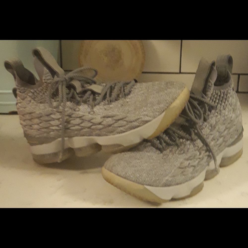 Lebron James  15 wolf grey SIZE 8 MENS
